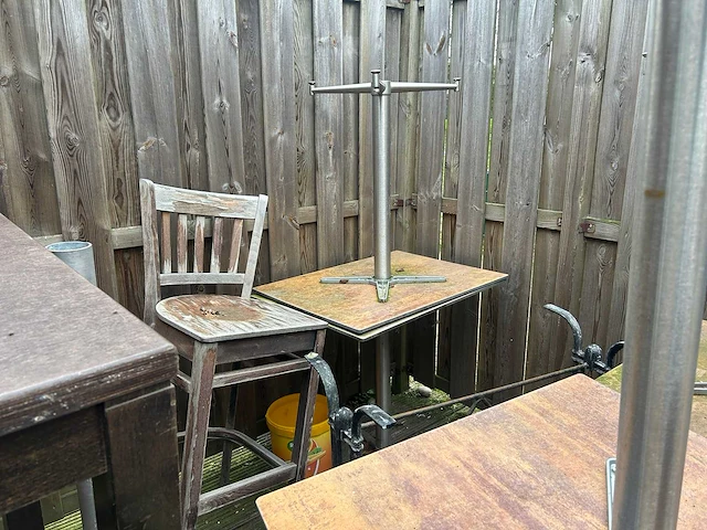 Complete partij terrasmeubilair, parasolvoeten, tuinkasten en diverse materialen - afbeelding 5 van  16