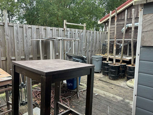 Complete partij terrasmeubilair, parasolvoeten, tuinkasten en diverse materialen - afbeelding 1 van  16