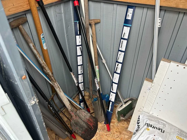 Complete partij terrasmeubilair, parasolvoeten, tuinkasten en diverse materialen - afbeelding 13 van  16