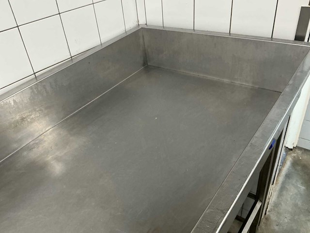 Complete rvs productielijn met transportband, bunker en werktafel - afbeelding 6 van  14