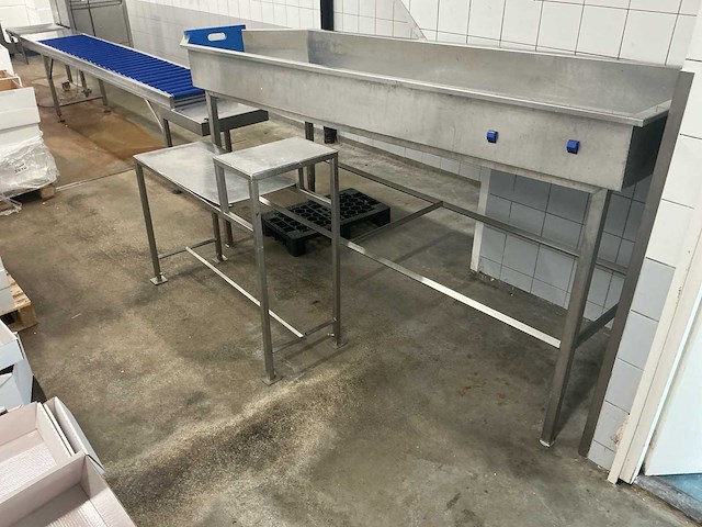 Complete rvs productielijn met transportband, bunker en werktafel - afbeelding 1 van  14