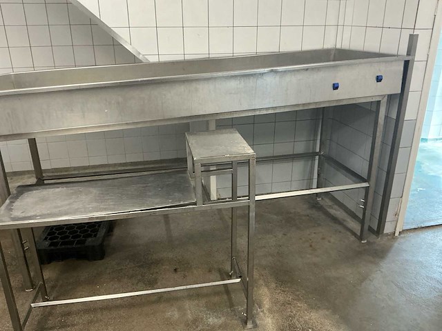 Complete rvs productielijn met transportband, bunker en werktafel - afbeelding 12 van  14