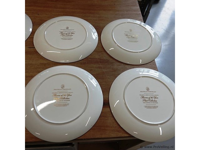 Complete serie flowers of the year borden franklin porcelain in samenwerking met wedgwood - afbeelding 3 van  18