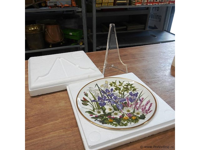 Complete serie flowers of the year borden franklin porcelain in samenwerking met wedgwood - afbeelding 5 van  18