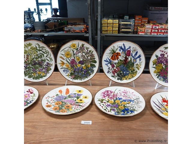 Complete serie flowers of the year borden franklin porcelain in samenwerking met wedgwood - afbeelding 13 van  18