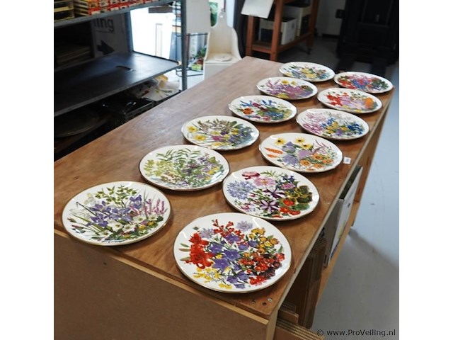 Complete serie flowers of the year borden franklin porcelain in samenwerking met wedgwood - afbeelding 16 van  18