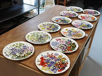 Complete serie flowers of the year borden franklin porcelain in samenwerking met wedgwood - afbeelding 16 van  18