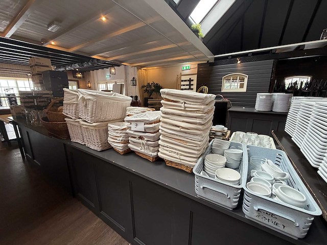 Complete set broodmanden, glazen kannen, dessertschalen, etagiere, etc. - afbeelding 1 van  8