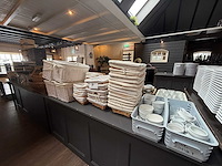 Complete set broodmanden, glazen kannen, dessertschalen, etagiere, etc. - afbeelding 1 van  8