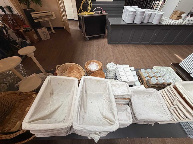 Complete set broodmanden, glazen kannen, dessertschalen, etagiere, etc. - afbeelding 2 van  8