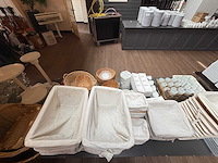 Complete set broodmanden, glazen kannen, dessertschalen, etagiere, etc. - afbeelding 2 van  8