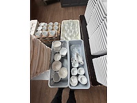 Complete set broodmanden, glazen kannen, dessertschalen, etagiere, etc. - afbeelding 3 van  8