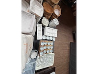 Complete set broodmanden, glazen kannen, dessertschalen, etagiere, etc. - afbeelding 4 van  8