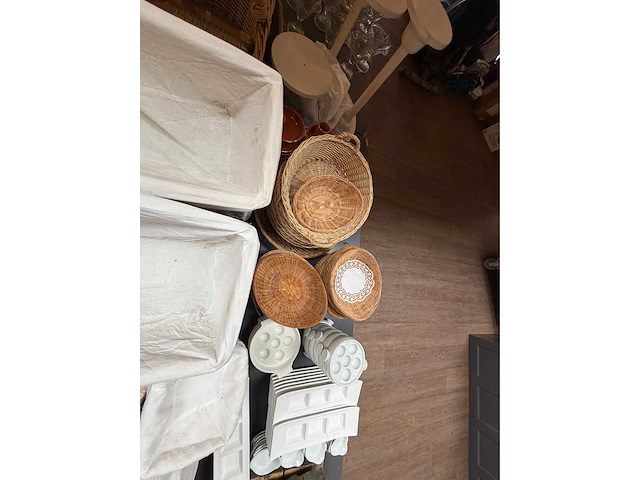 Complete set broodmanden, glazen kannen, dessertschalen, etagiere, etc. - afbeelding 5 van  8