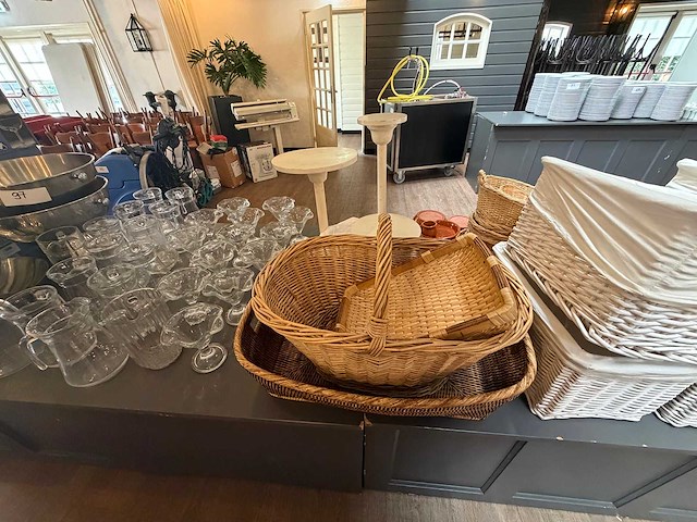 Complete set broodmanden, glazen kannen, dessertschalen, etagiere, etc. - afbeelding 6 van  8