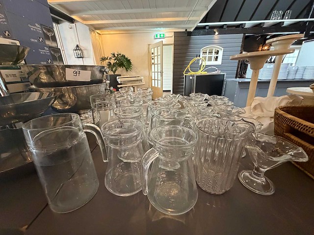 Complete set broodmanden, glazen kannen, dessertschalen, etagiere, etc. - afbeelding 7 van  8