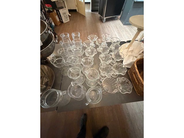 Complete set broodmanden, glazen kannen, dessertschalen, etagiere, etc. - afbeelding 8 van  8