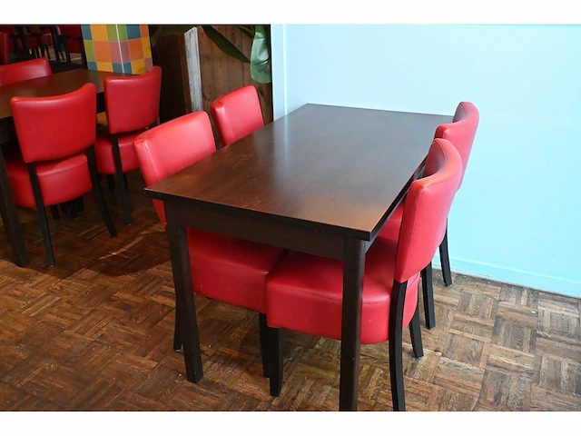 Complete set restaurantmeubilair 30 tafels en 77 stoelen - afbeelding 12 van  24
