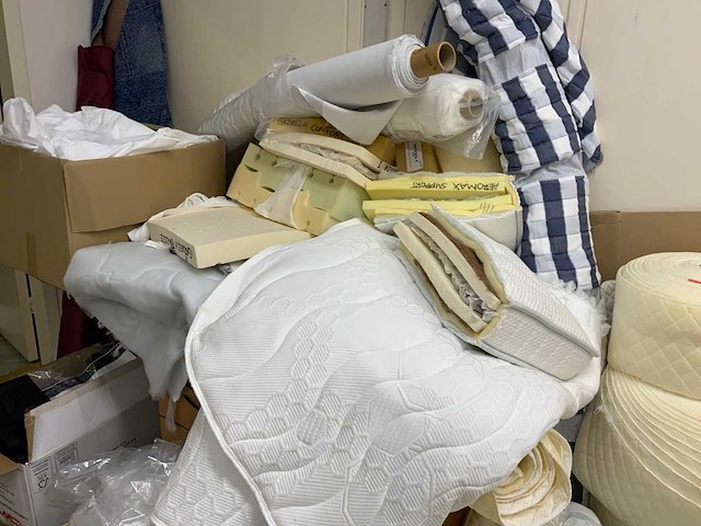 Complete voorraadruimte met beddengoed, ritsen, verpakkingsmateriaal, samples, terrasbeschermers, textielvoorraad, etc. - afbeelding 11 van  23