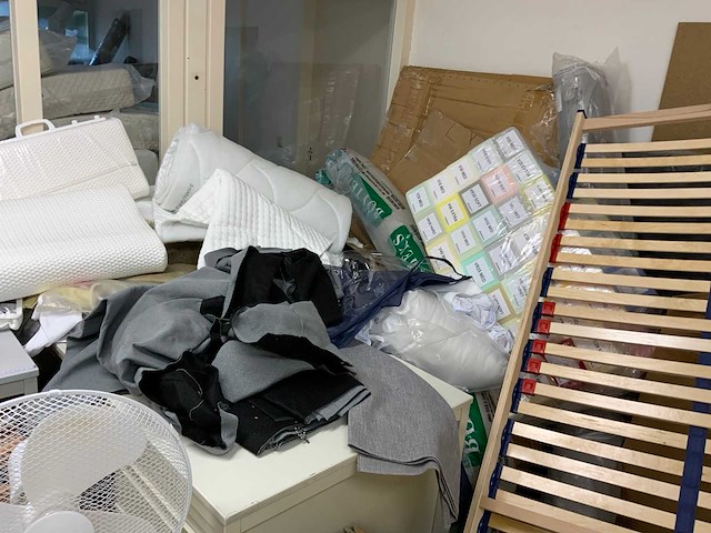 Complete voorraadruimte met beddengoed, ritsen, verpakkingsmateriaal, samples, terrasbeschermers, textielvoorraad, etc. - afbeelding 12 van  23