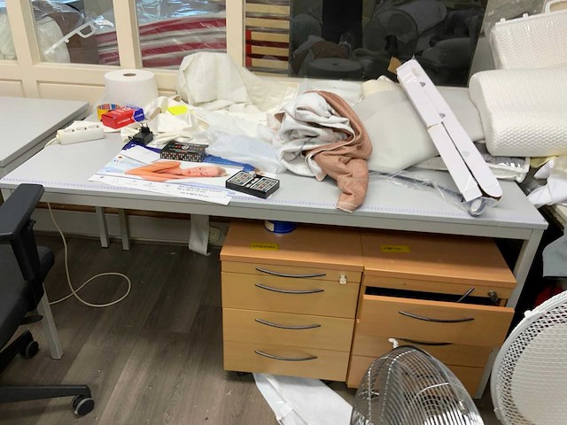 Complete voorraadruimte met beddengoed, ritsen, verpakkingsmateriaal, samples, terrasbeschermers, textielvoorraad, etc. - afbeelding 13 van  23