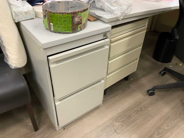 Complete voorraadruimte met beddengoed, ritsen, verpakkingsmateriaal, samples, terrasbeschermers, textielvoorraad, etc. - afbeelding 17 van  23