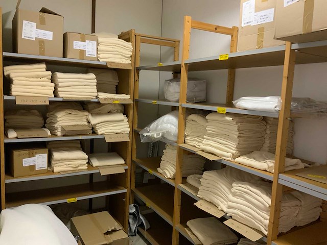 Complete voorraadruimte met beddengoed, ritsen, verpakkingsmateriaal, samples, terrasbeschermers, textielvoorraad, etc. - afbeelding 1 van  23