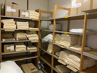 Complete voorraadruimte met beddengoed, ritsen, verpakkingsmateriaal, samples, terrasbeschermers, textielvoorraad, etc. - afbeelding 1 van  23