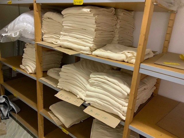 Complete voorraadruimte met beddengoed, ritsen, verpakkingsmateriaal, samples, terrasbeschermers, textielvoorraad, etc. - afbeelding 2 van  23