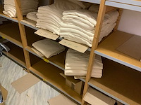 Complete voorraadruimte met beddengoed, ritsen, verpakkingsmateriaal, samples, terrasbeschermers, textielvoorraad, etc. - afbeelding 3 van  23