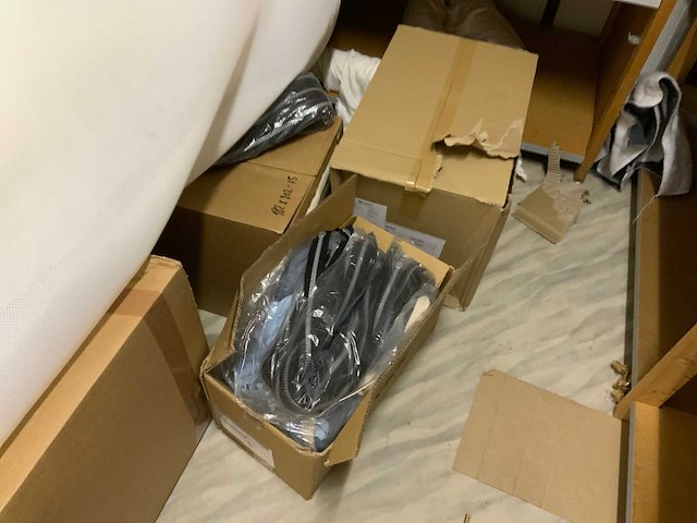 Complete voorraadruimte met beddengoed, ritsen, verpakkingsmateriaal, samples, terrasbeschermers, textielvoorraad, etc. - afbeelding 4 van  23