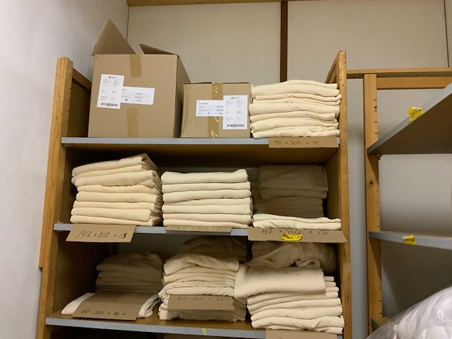 Complete voorraadruimte met beddengoed, ritsen, verpakkingsmateriaal, samples, terrasbeschermers, textielvoorraad, etc. - afbeelding 5 van  23