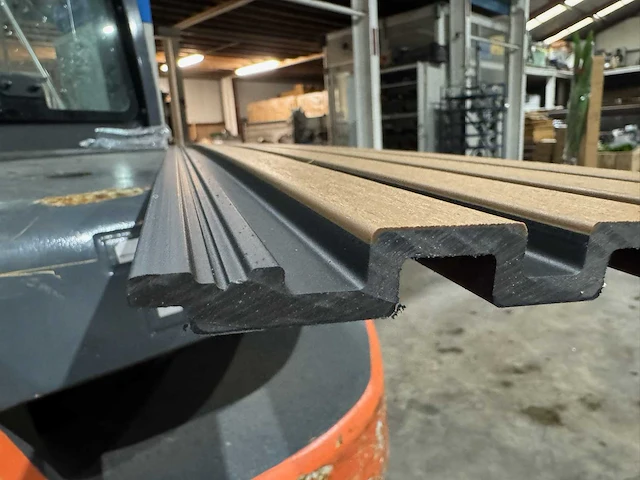 Composiet gevel plank teak - black (210x) - afbeelding 7 van  16