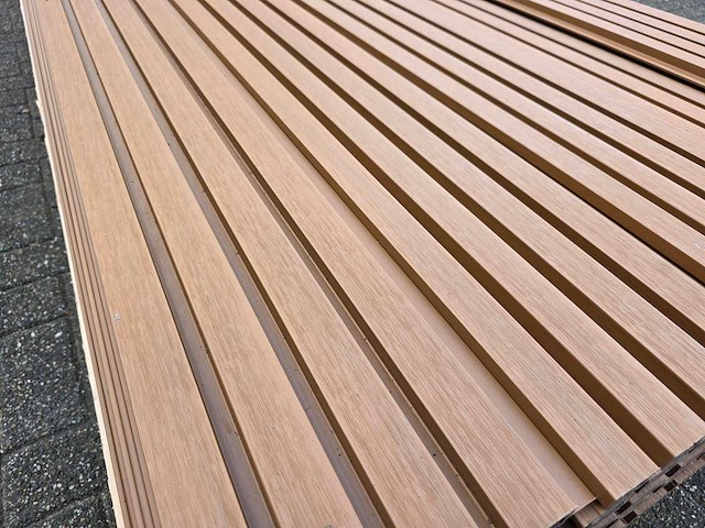 Composiet gevelbekleding rhombusprofiel donker eiken (100x) - afbeelding 1 van  7