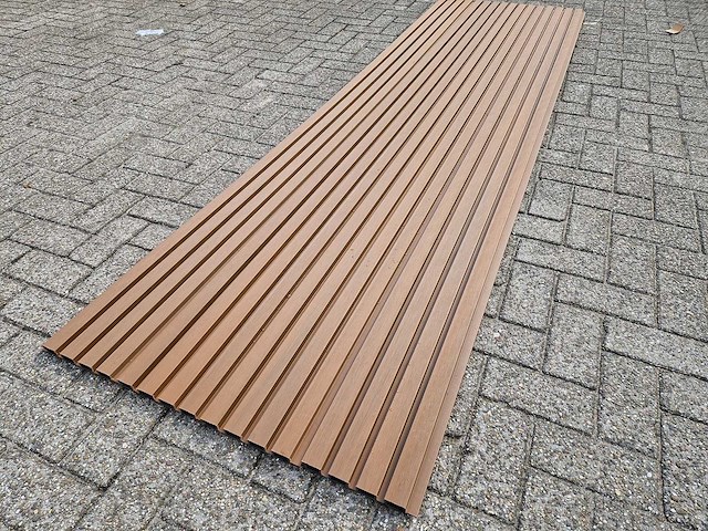 Composiet gevelbekleding rhombusprofiel teak (135x) - afbeelding 1 van  6