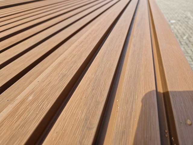 Composiet gevelbekleding rhombusprofiel teak (135x) - afbeelding 3 van  6