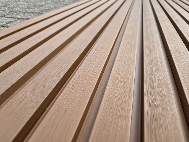 Composiet gevelbekleding rhombusprofiel teak (20x) - afbeelding 2 van  8