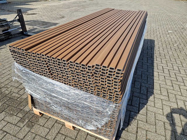 Composiet gevelbekleding rhombusprofiel teak (20x) - afbeelding 2 van  2
