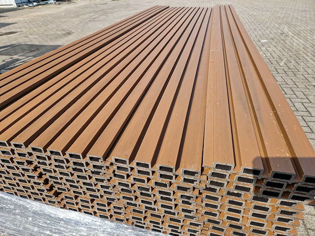 Composiet gevelbekleding rhombusprofiel teak (50x) - afbeelding 7 van  8