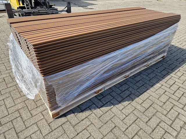 Composiet gevelbekleding rhombusprofiel teak (50x) - afbeelding 3 van  3