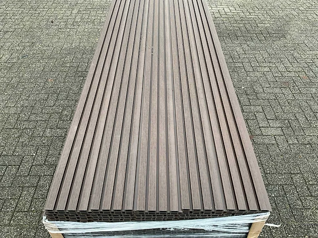 Composiet gevelbekleding rhombusprofiel walnoot (135x) - afbeelding 3 van  8