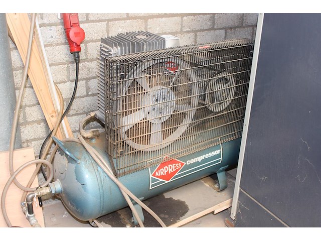 Compressor airpress k100-450. bouwjaar 1992. - afbeelding 1 van  3