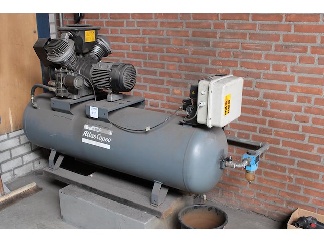Compressor atlas copco. draaiuren 1751 uur. bouwjaar 2003. - afbeelding 1 van  3