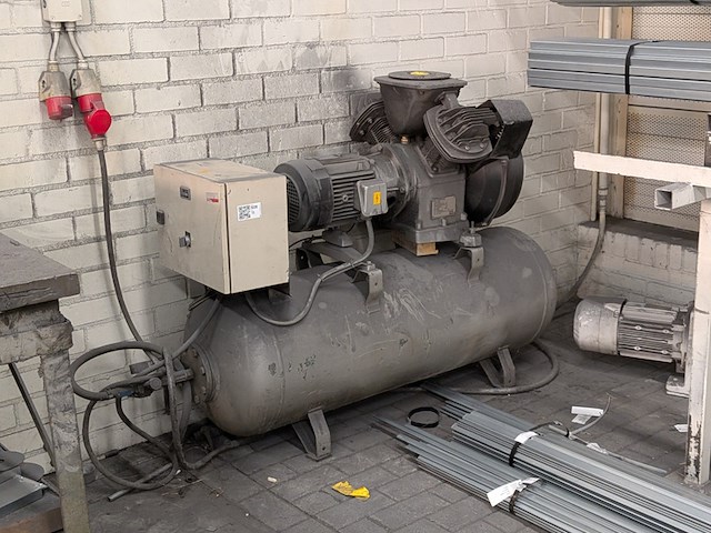 Compressor atlas copco, le7 uv, bouwjaar 1989 - afbeelding 1 van  8