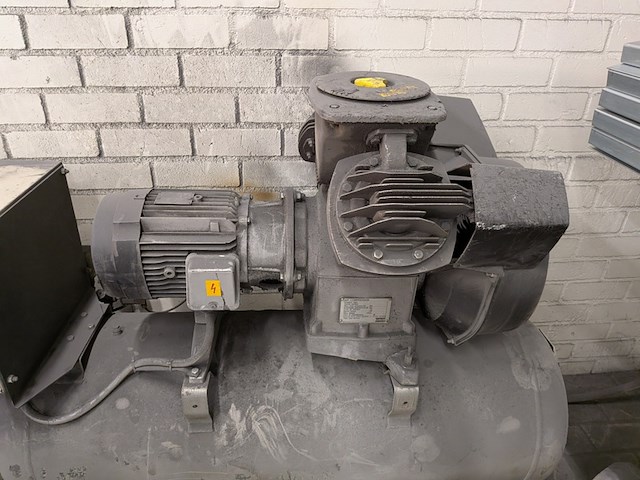 Compressor atlas copco, le7 uv, bouwjaar 1989 - afbeelding 4 van  8