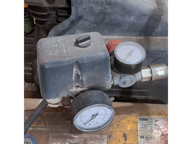 Compressor bostitch, bouwjaar 2007 - afbeelding 2 van  7