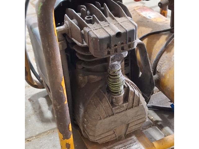 Compressor bostitch, bouwjaar 2007 - afbeelding 5 van  7