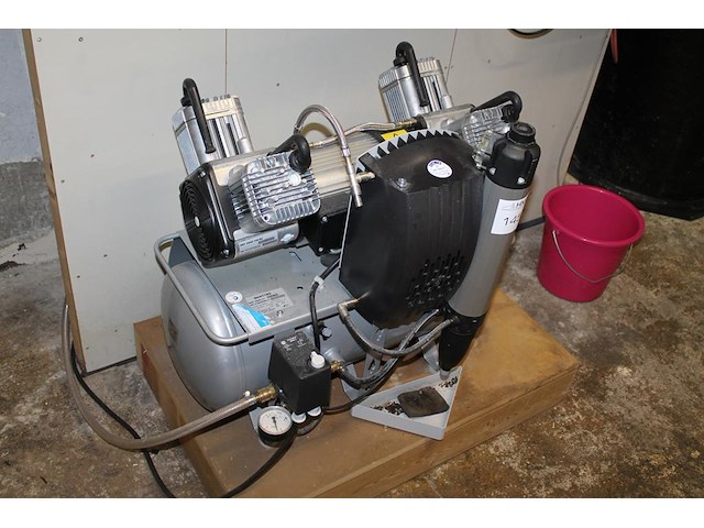 Compressor durr dental quattro 5452-51. bouwjaar 2015. gekeurd tot 5-2027. - afbeelding 1 van  3