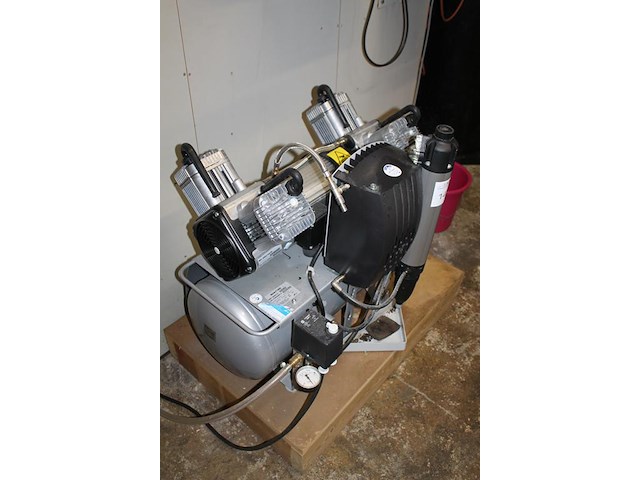 Compressor durr dental quattro 5452-51. bouwjaar 2015. gekeurd tot 5-2027. - afbeelding 2 van  3