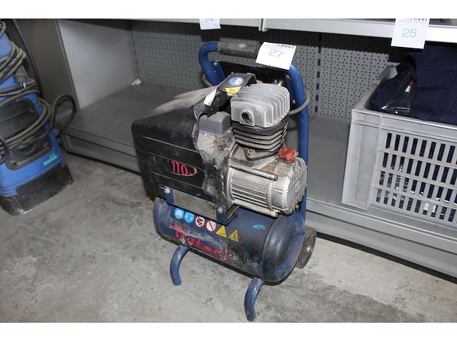 Compressor dutack 2hp met 10 liter tank. kunststof beschermkap beschadigd maar wel werkend. - afbeelding 1 van  4